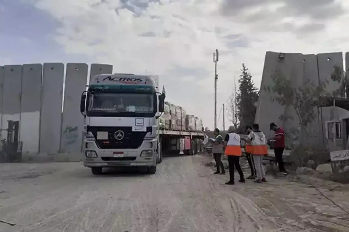 Filistin Kızılayı 155 kamyon yardımı daha teslim aldı