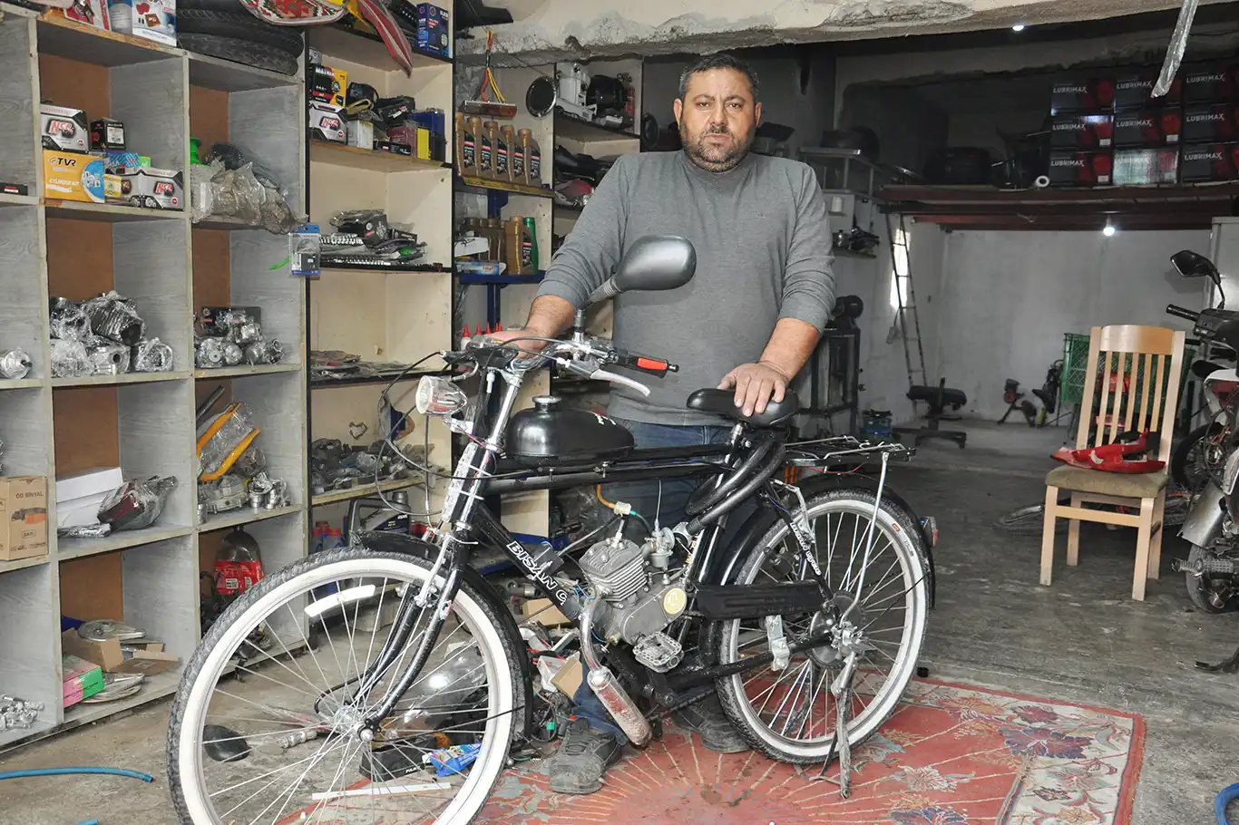 Vergi ve ehliyet ücretleri ilginç icatlar ortaya çıkarıyor: Bisiklet motosiklete çevrildi Vergi ve ehliyet ücretleri ilginç icatlar ortaya çıkarıyor: Bisiklet motosiklete çevrildi