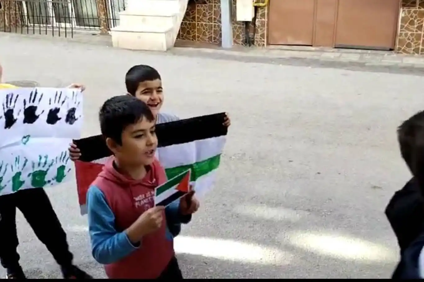 Bursalı çocuklar, Filistin’deki kardeşlerine destek yürüyüşü yaptı 