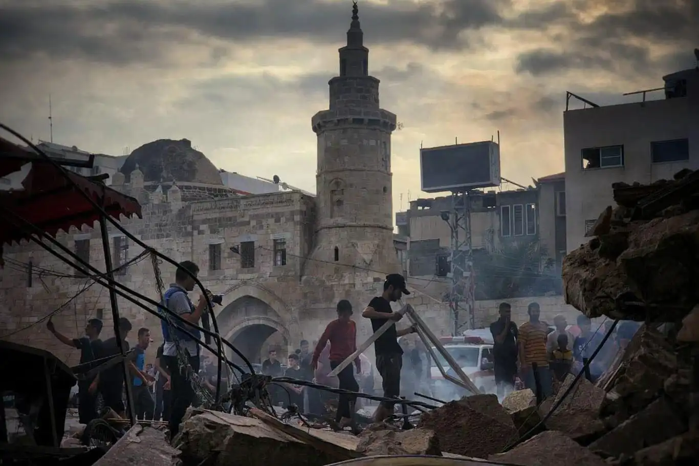 Siyonist işgal rejimi bir camiyi daha bombaladı