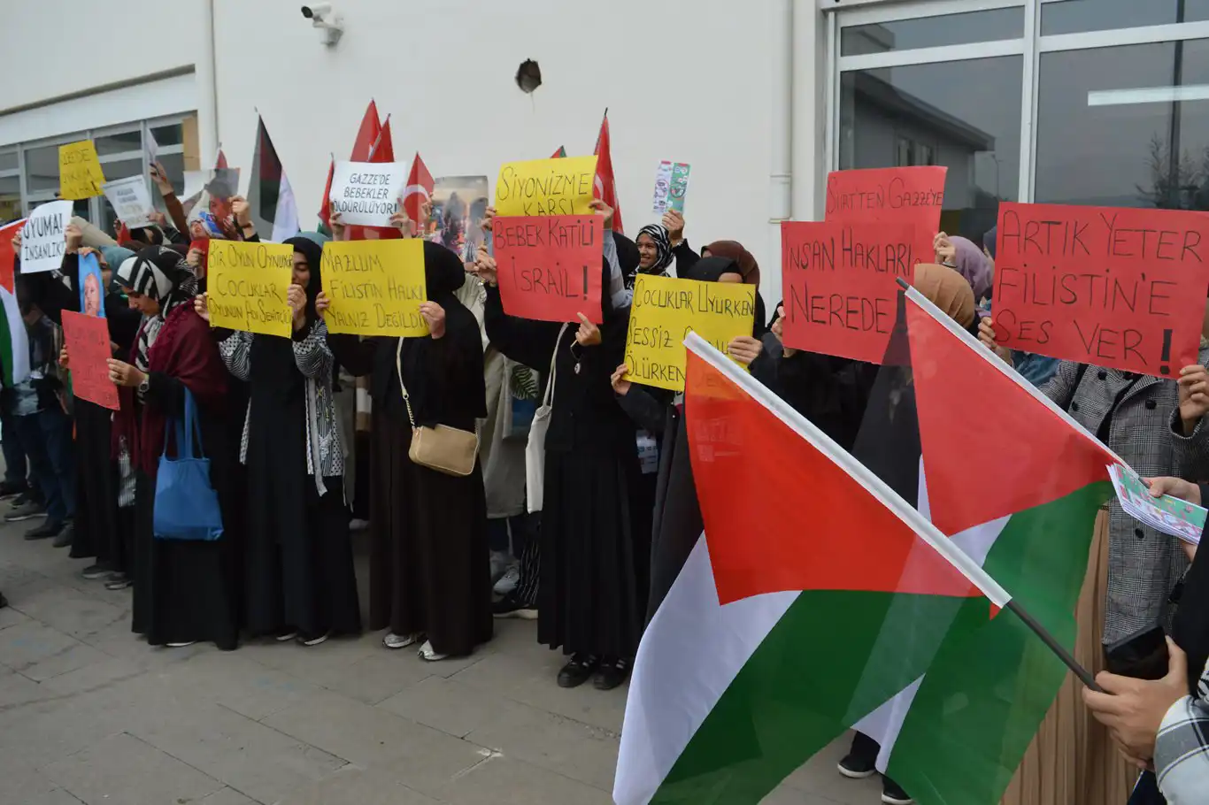 SİÜ öğrencileri Filistinlilere destek işgal rejiminin mallarına boykot çağrısı yaptı
