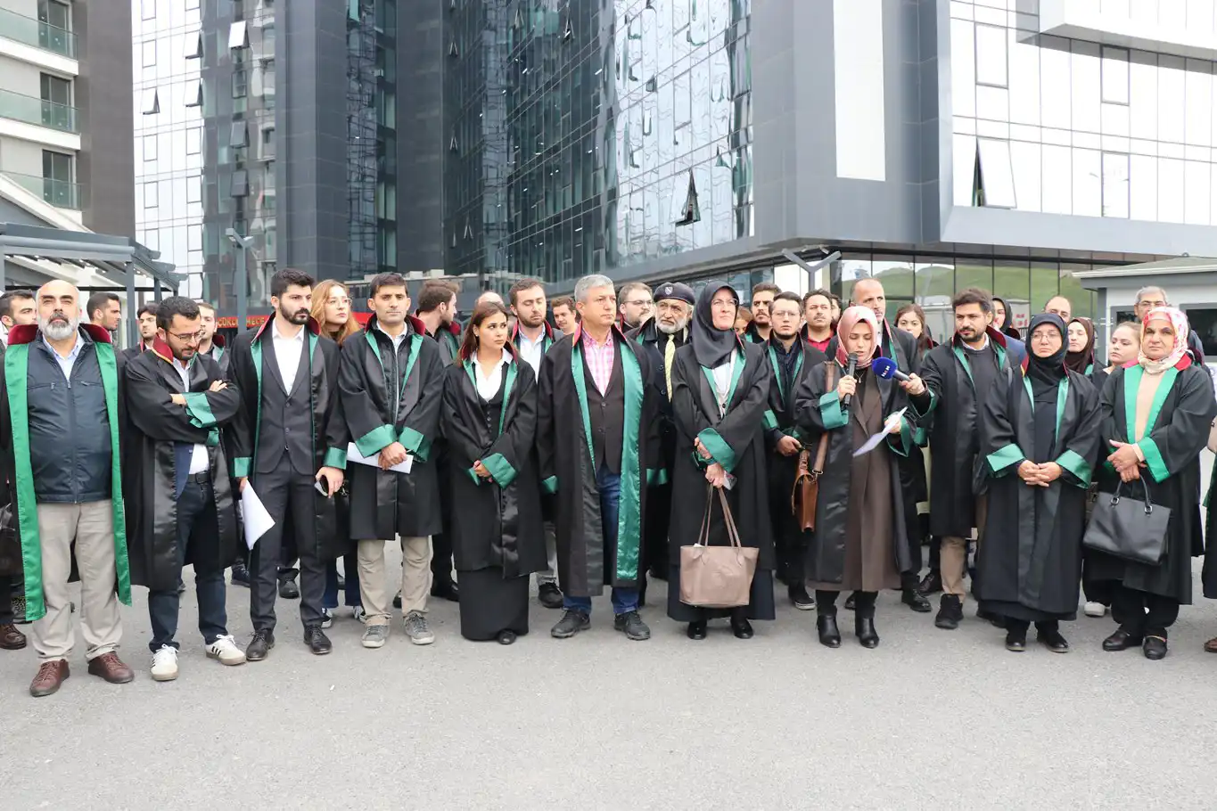 Yargıda rüşvet ağını dillendiren avukata meslektaşlarından güçlü destek Yargıda rüşvet ağını dillendiren avukata meslektaşlarından güçlü destek