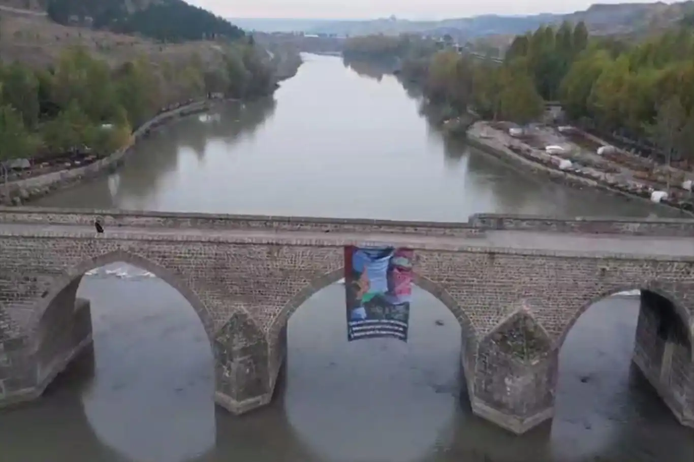 Ebu Ubeyde'nin posteri On Gözlü Köprü'de açıldı