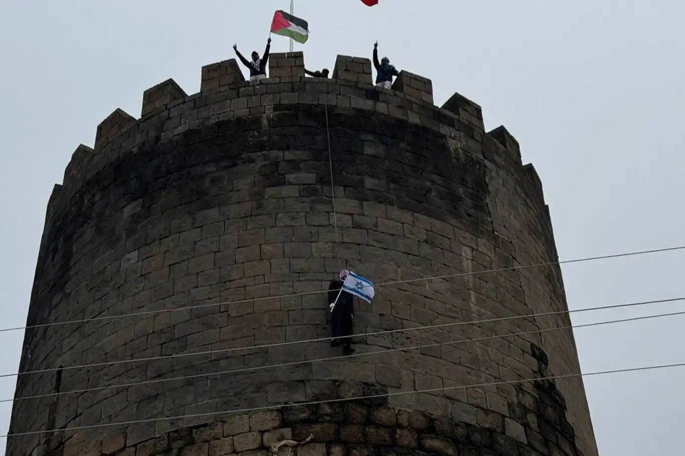 Protesters in Diyarbakır hang effigy of Netanyahu in solidarity with Gaza