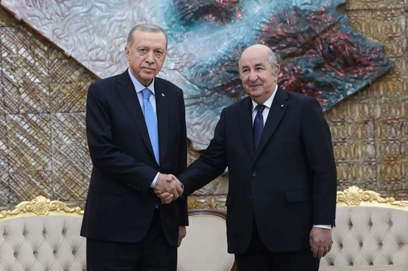 الرئيس التركي أردوغان: يلتقي بنظيره الجزائري "تبّون" في العاصمة الجزائرية الرئيس التركي أردوغان: يلتقي بنظيره الجزائري "تبّون" في العاصمة الجزائرية