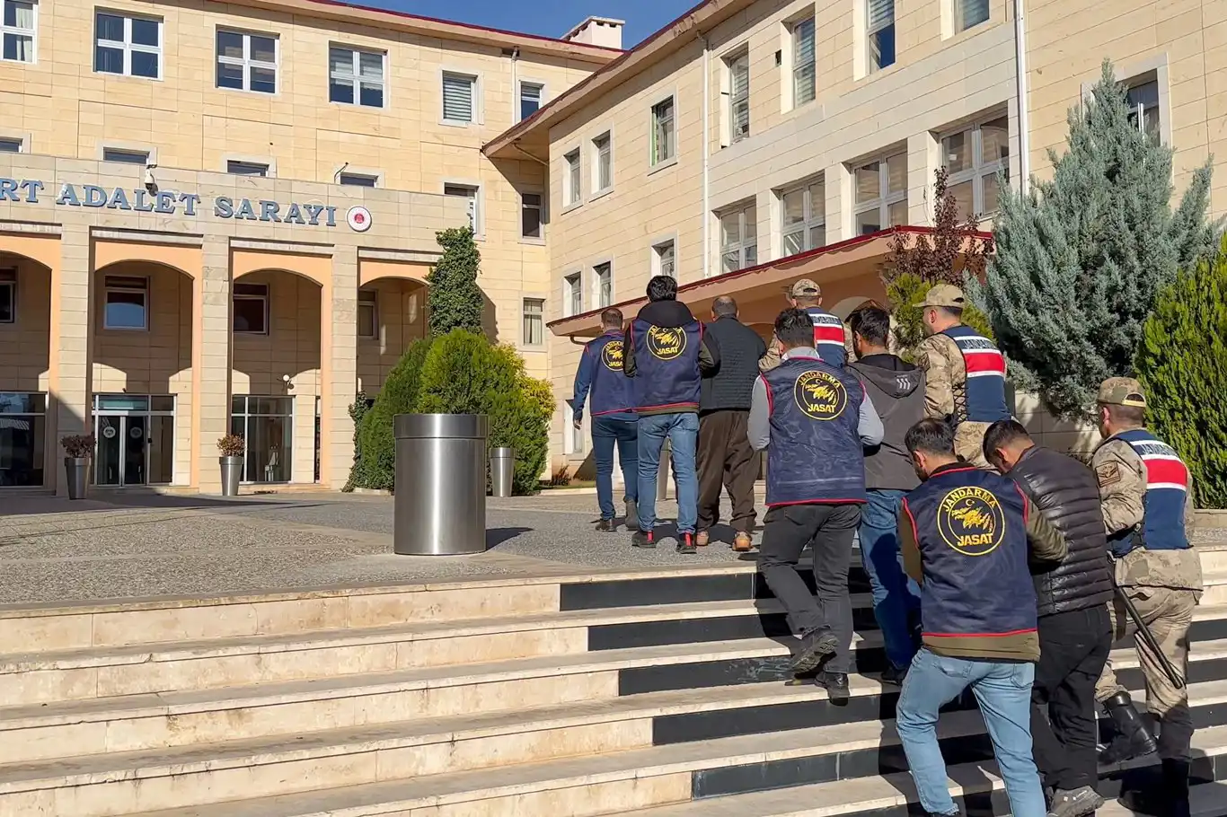 Siirt'te 330 koyunu çalan hırsızlar yakalandı Siirt'te 330 koyunu çalan hırsızlar yakalandı