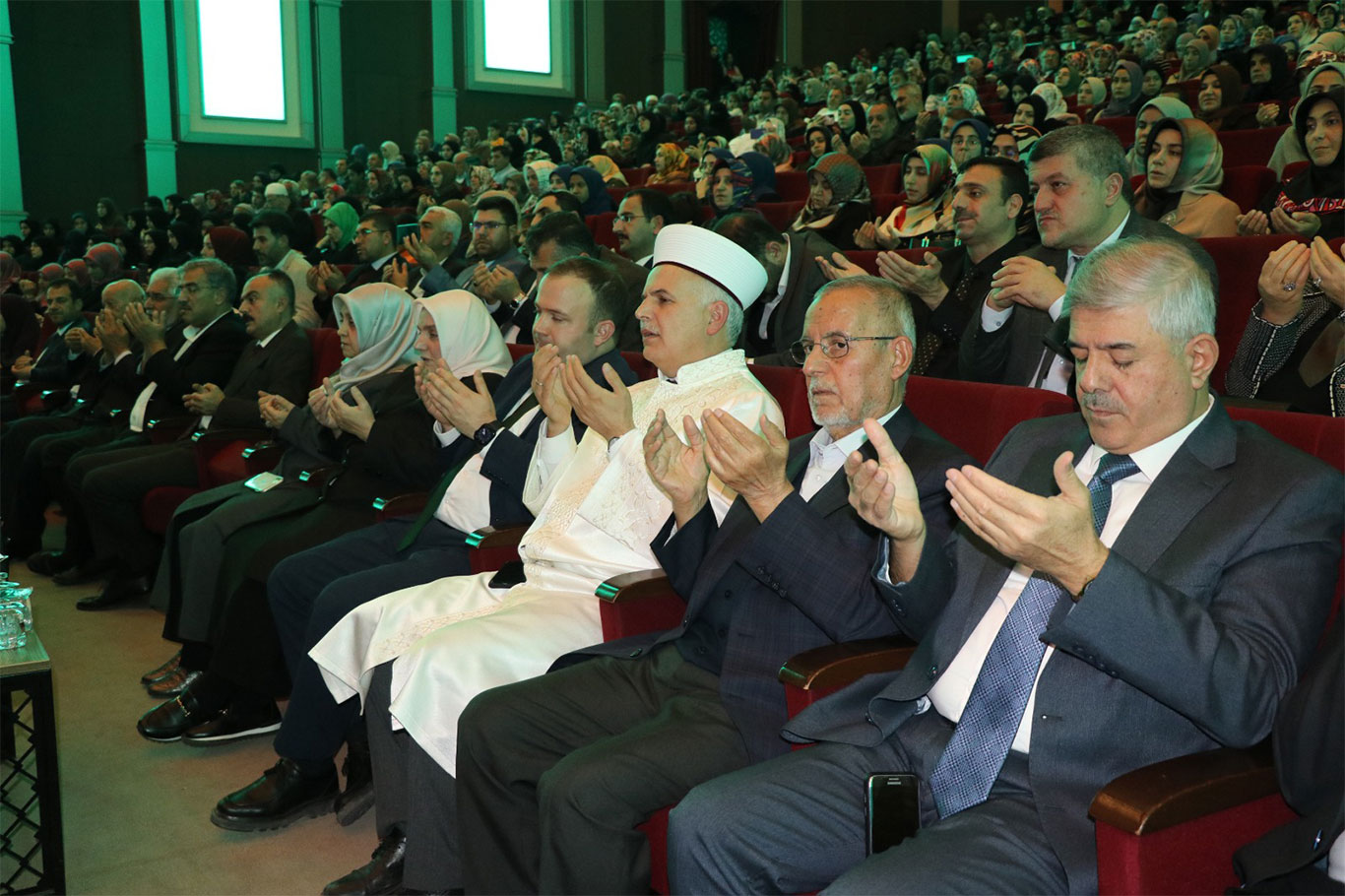 Gaziantep'te hafızlık eğitimini tamamlayan 104 kız öğrenci icazet belgesini aldı