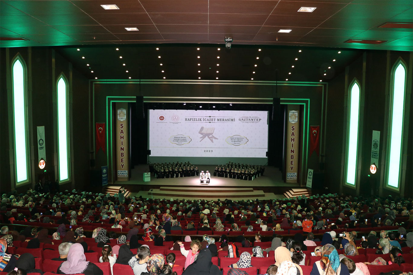 Gaziantep'te hafızlık eğitimini tamamlayan 104 kız öğrenci icazet belgesini aldı