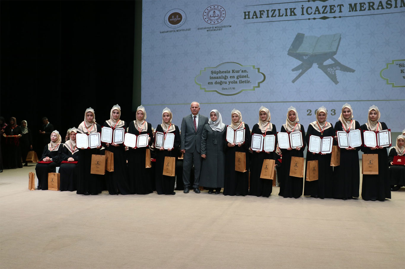 Gaziantep'te hafızlık eğitimini tamamlayan 104 kız öğrenci icazet belgesini aldı