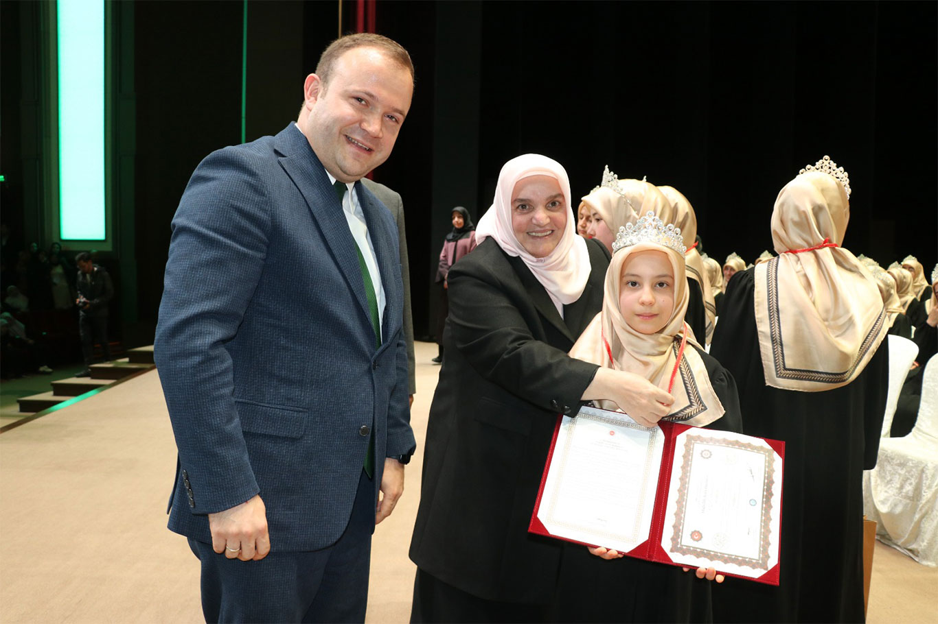 Gaziantep'te hafızlık eğitimini tamamlayan 104 kız öğrenci icazet belgesini aldı
