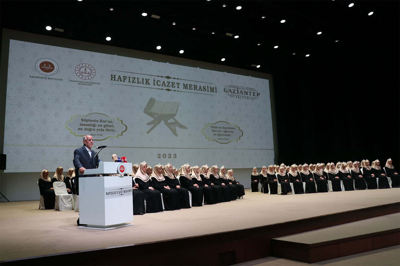 Gaziantep'te hafızlık eğitimini tamamlayan 104 kız öğrenci icazet belgesini aldı