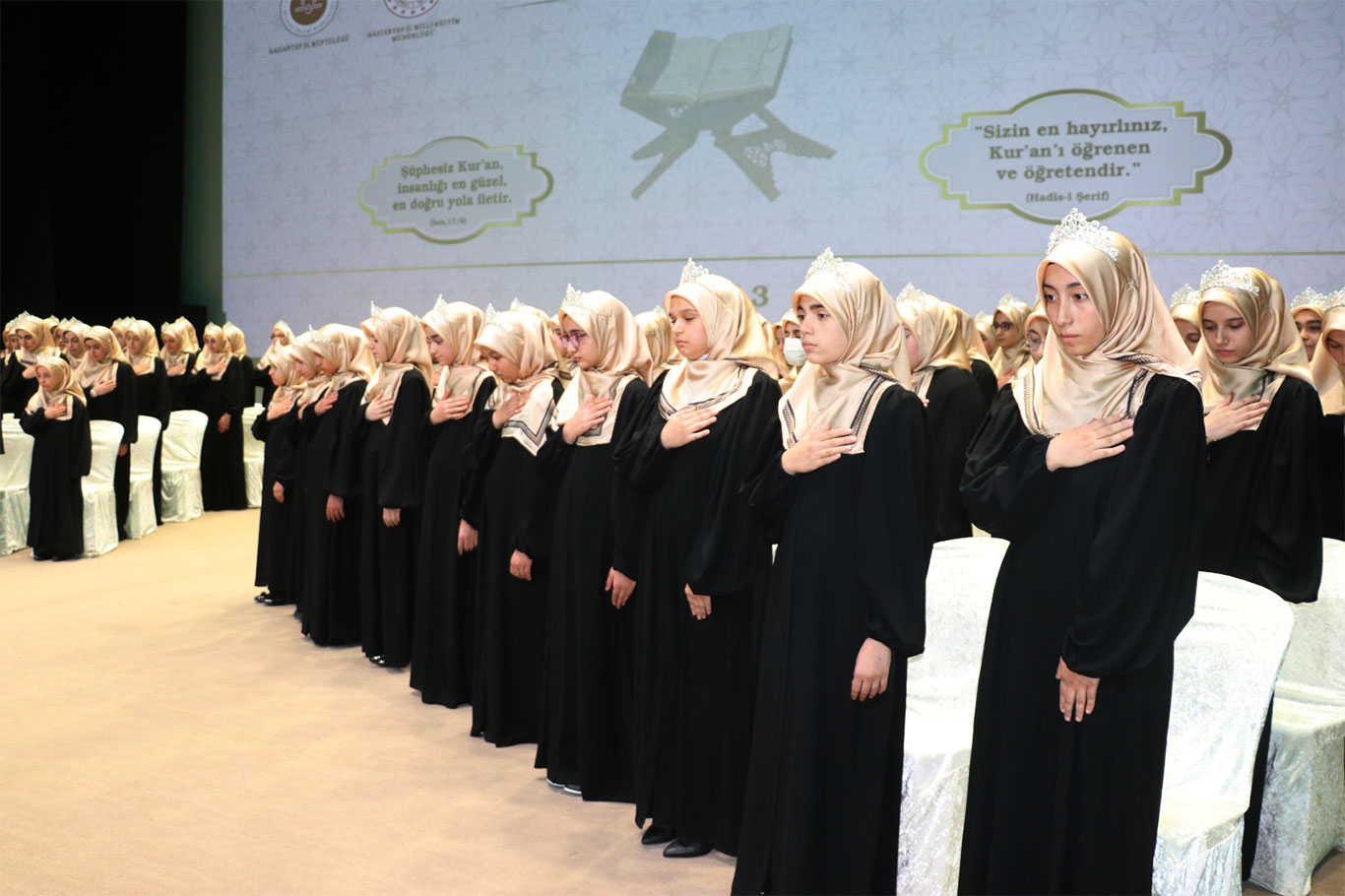 Gaziantep'te hafızlık eğitimini tamamlayan 104 kız öğrenci icazet belgesini aldı