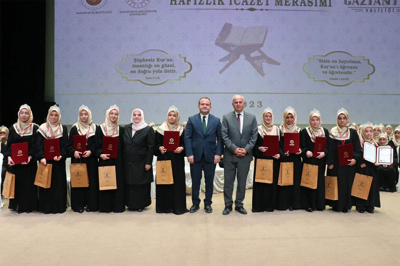 Gaziantep'te hafızlık eğitimini tamamlayan 104 kız öğrenci icazet belgesini aldı