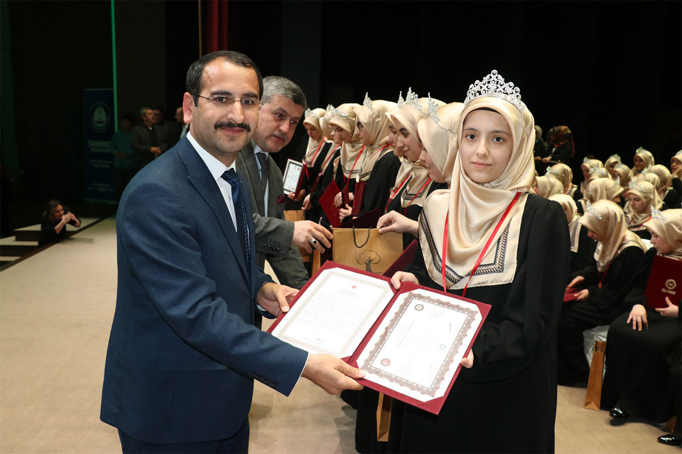 Gaziantep'te hafızlık eğitimini tamamlayan 104 kız öğrenci icazet belgesini aldı