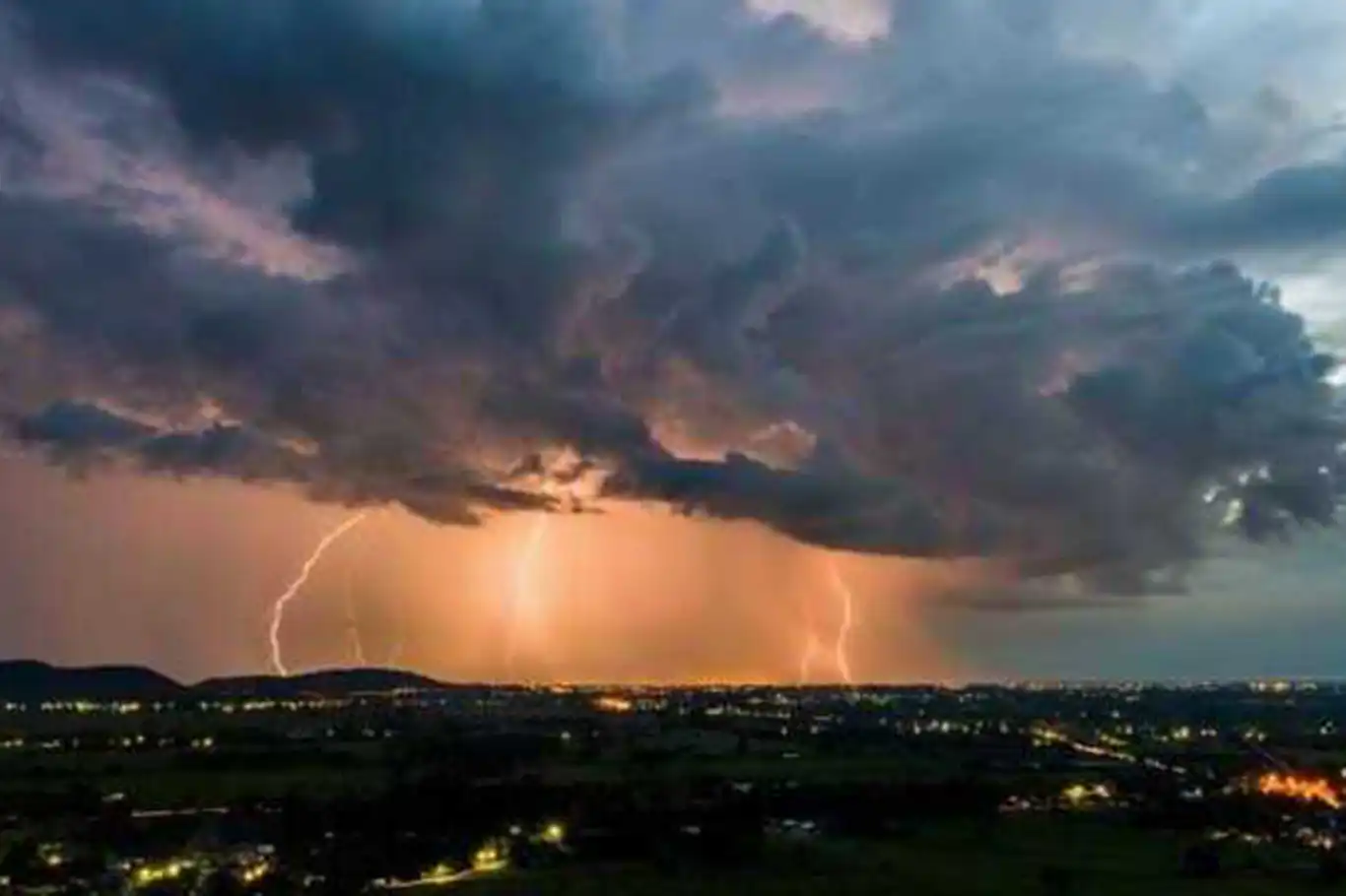 Uyarılar peş peşe geldi! Meteoroloji saat verdi: Şiddetli fırtına geliyor
