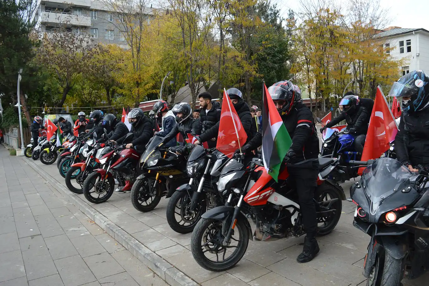 Yüzlerce motosikletli Filistin'e destek için konvoyda buluştu 
