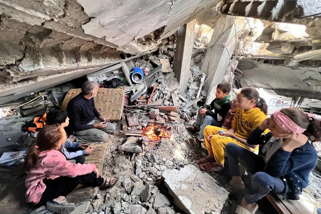 Gazzeliler yıkılan evlerinin enkazında yaşama tutunuyorlar