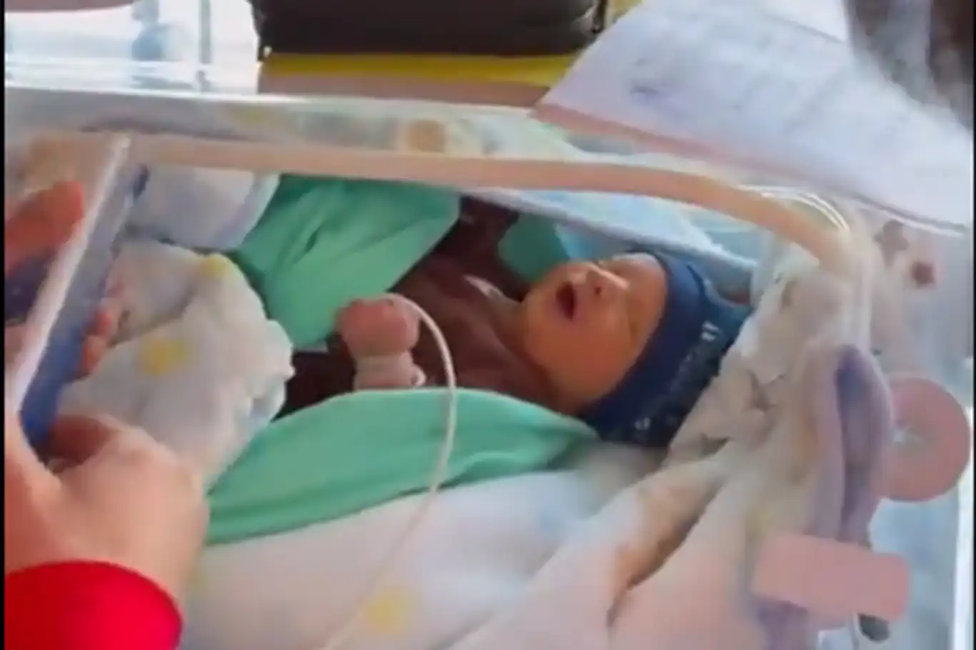 Sarılık teşhisi konulan bebek, ambulans helikopterle sevk edildi Sarılık teşhisi konulan bebek, ambulans helikopterle sevk edildi