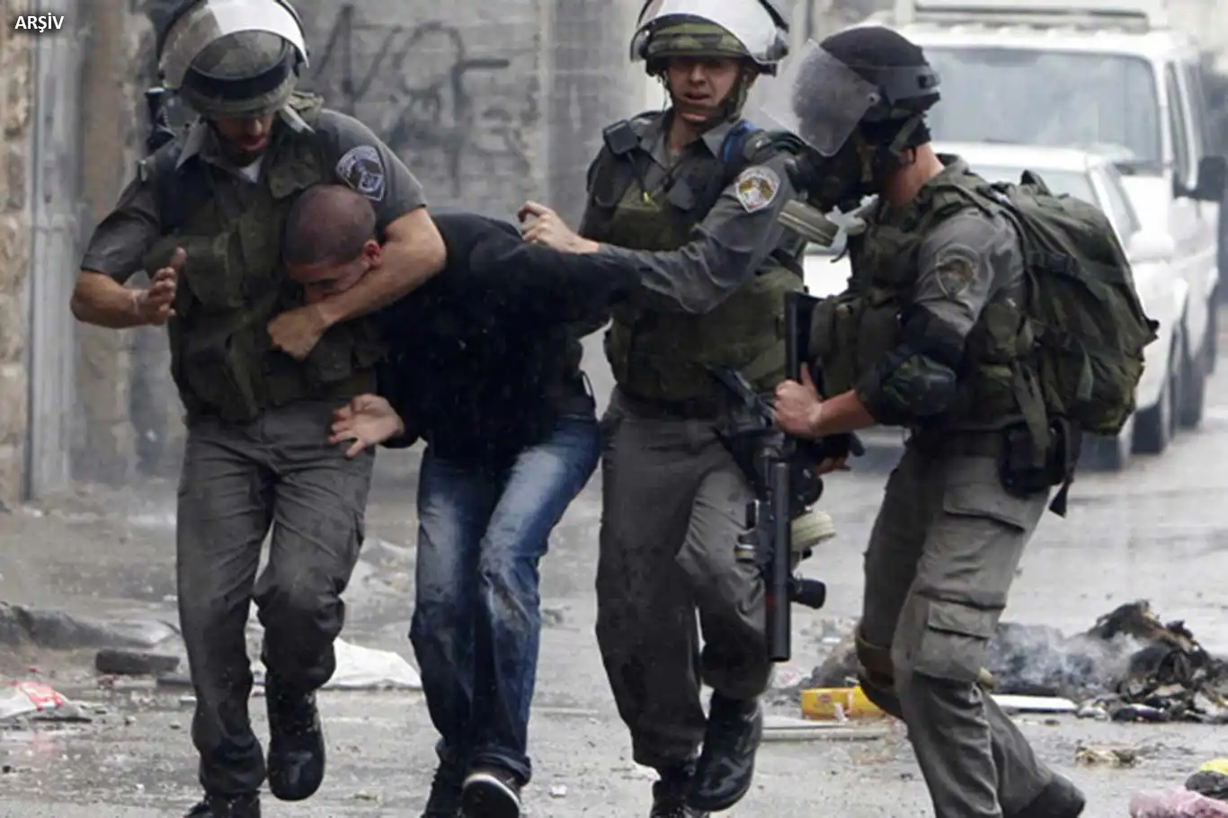 Siyonist işgal rejimi, Filistinlileri hukuksuzca alıkoymaya devam ediyor