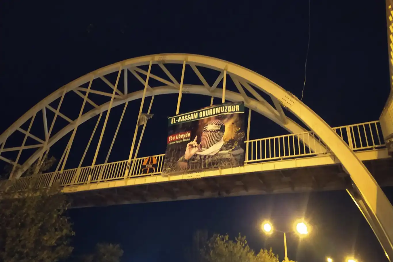 Şanlıurfa'da üst geçitlere Ebu Ubeyde'nin posterleri asıldı