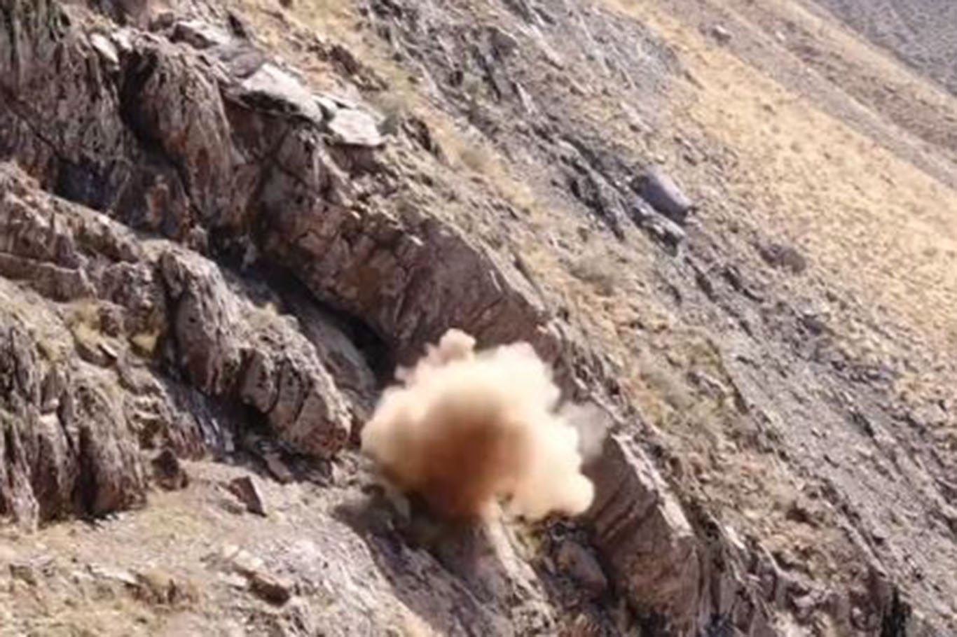 8 ilde PKK'nin kullandığı 21 mağara ve sığınak imha edildi 8 ilde PKK'nin kullandığı 21 mağara ve sığınak imha edildi