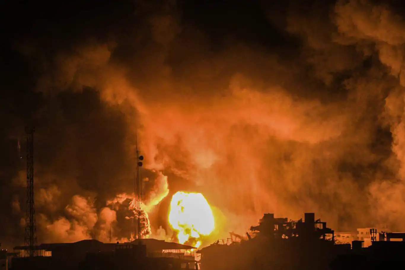 İşgalci rejim Gazze'yi vahşice bombalıyor: Çok sayıda şehit var, internet ve iletişim kesildi