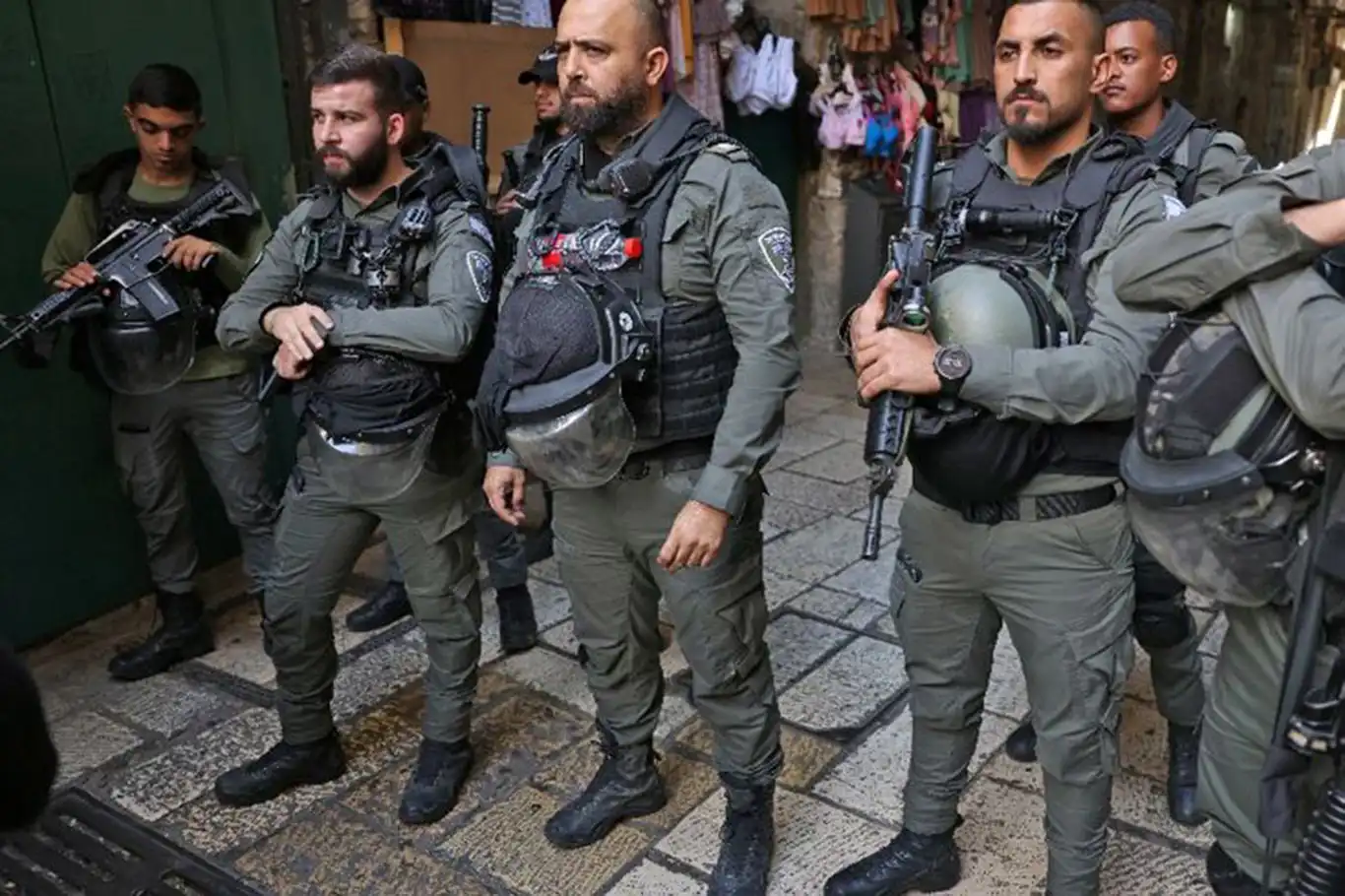 Filistinli gencin eyleminde 2 işgalci polis yaralandı