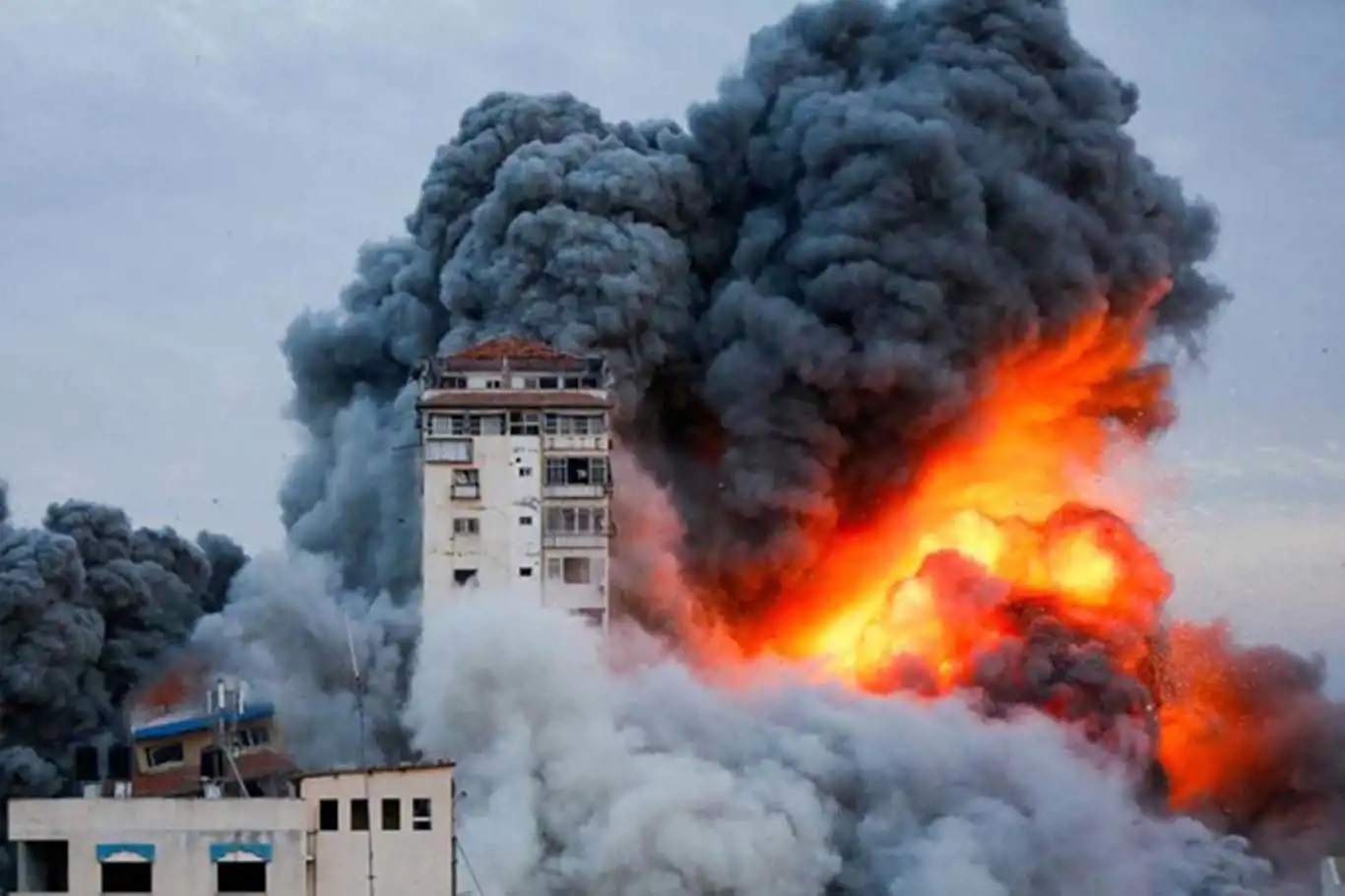 Gazze'ye 30 bin ton patlayıcı atıldı