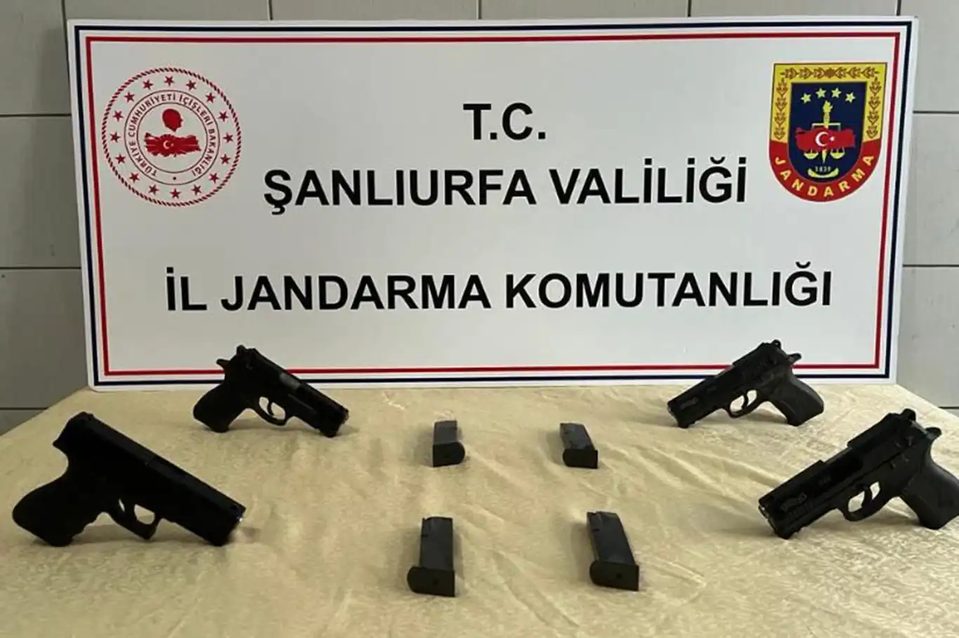Aracında ruhsatsız silahlar yakalanan şüpheli gözaltına alındı