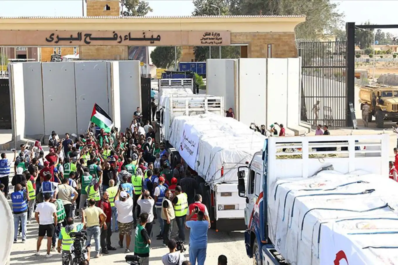 Filistin Kızılayı, 93 yardım kamyonunu daha teslim aldı