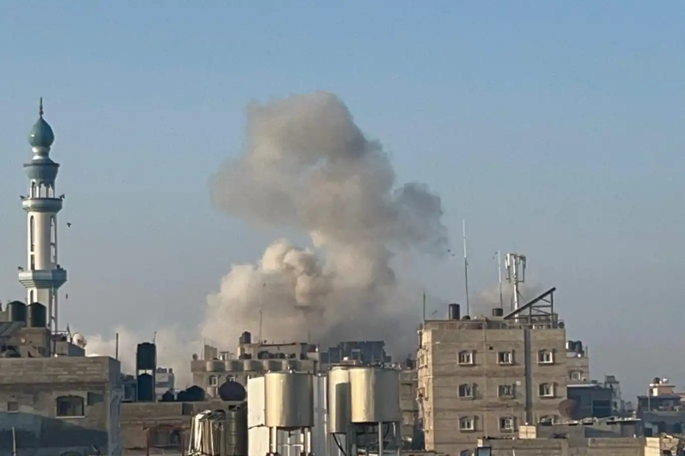 Gaza truce collapses as zionist regime resumes air strikes Gaza truce collapses as zionist regime resumes air strikes