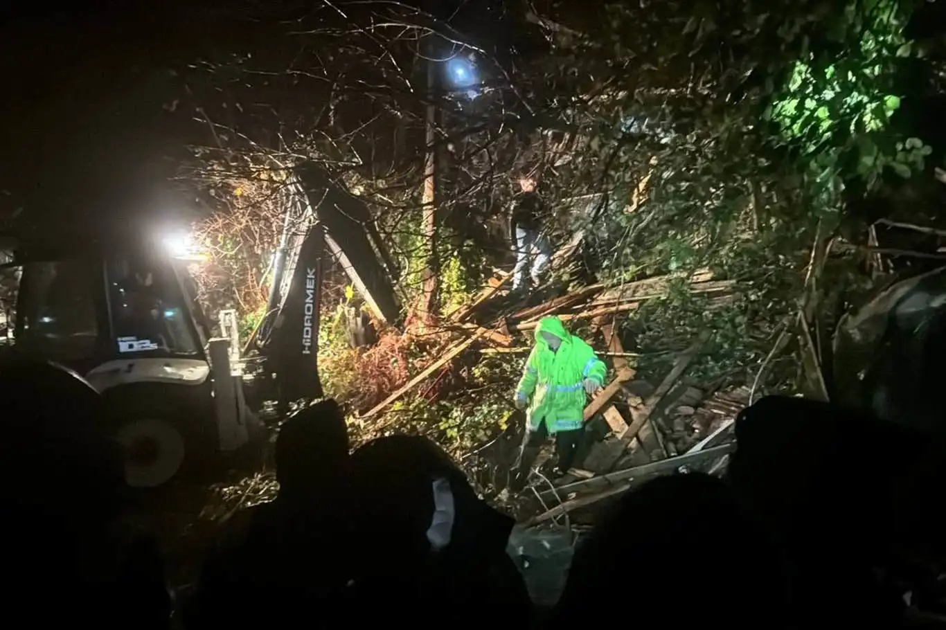 Zonguldak'ta heyelan: Anne ve oğlu göçük altında, 21 yaralı Zonguldak'ta heyelan: Anne ve oğlu göçük altında, 21 yaralı