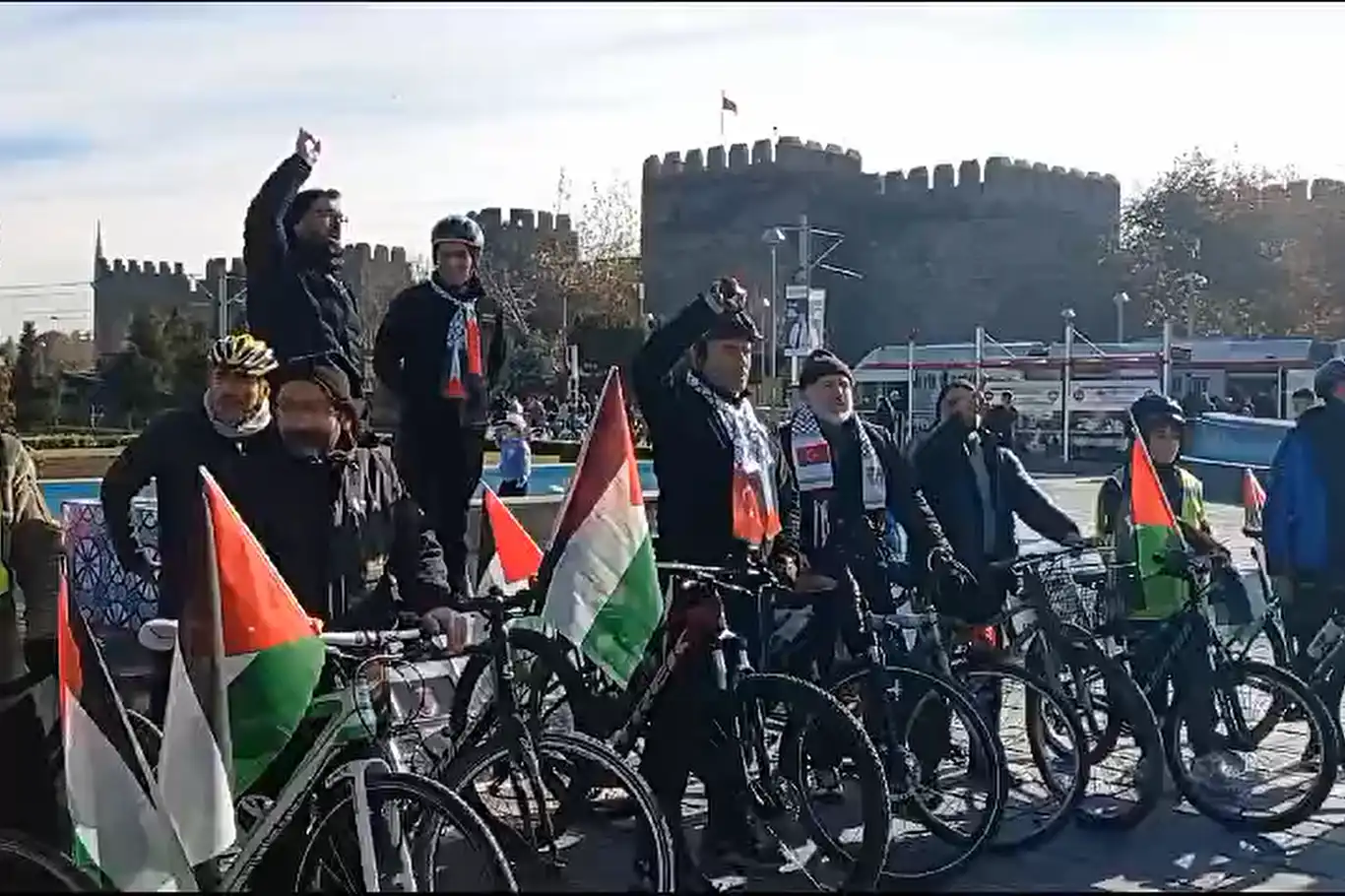 Bisiklet sürücüleri Filistin için pedal çevirdi