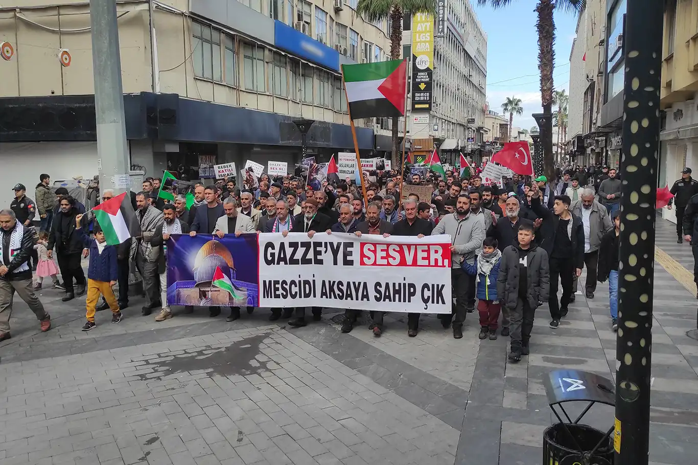 HÜDA PAR'dan Mersin'de Gazze'ye destek yürüyüşü