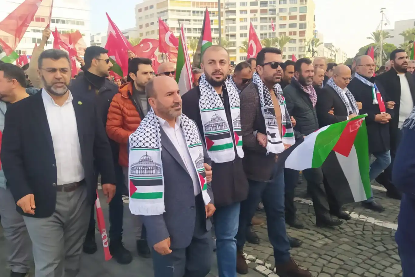 İzmirliler Gazze'deki katliama tepki göstermek için yürüyüş yaptı