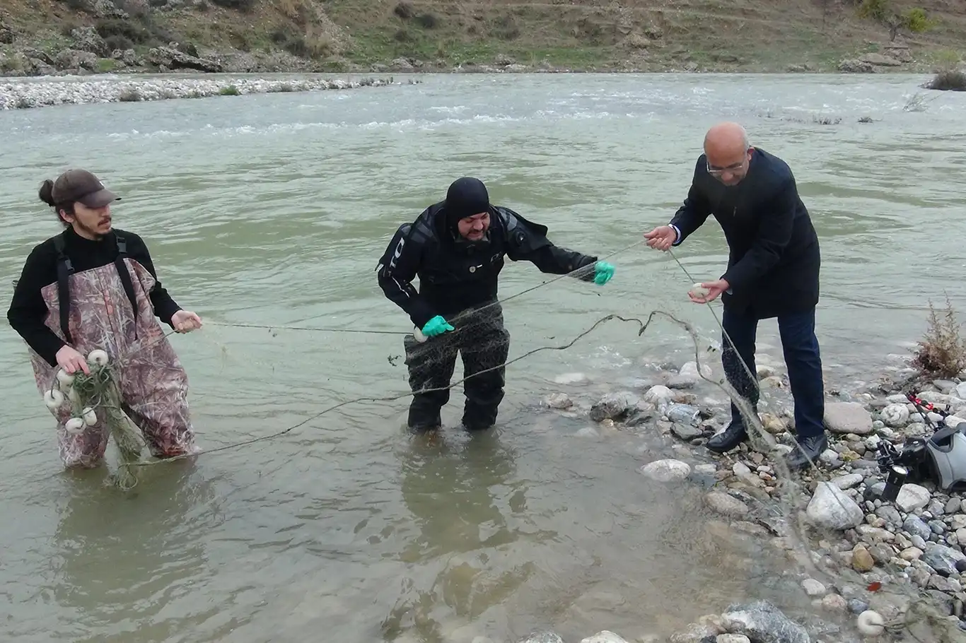 Nesli tükenme tehlikesi altında olan 'Çöpçü Balığı' için çaylarda temizlik yapıldı Nesli tükenme tehlikesi altında olan 'Çöpçü Balığı' için çaylarda temizlik yapıldı