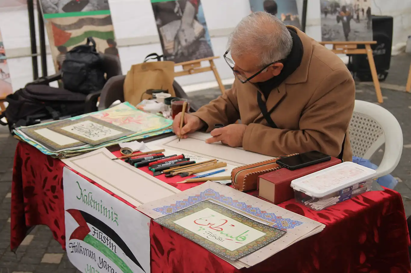 Hattatlar kalemlerini Filistin için kullanıyor
