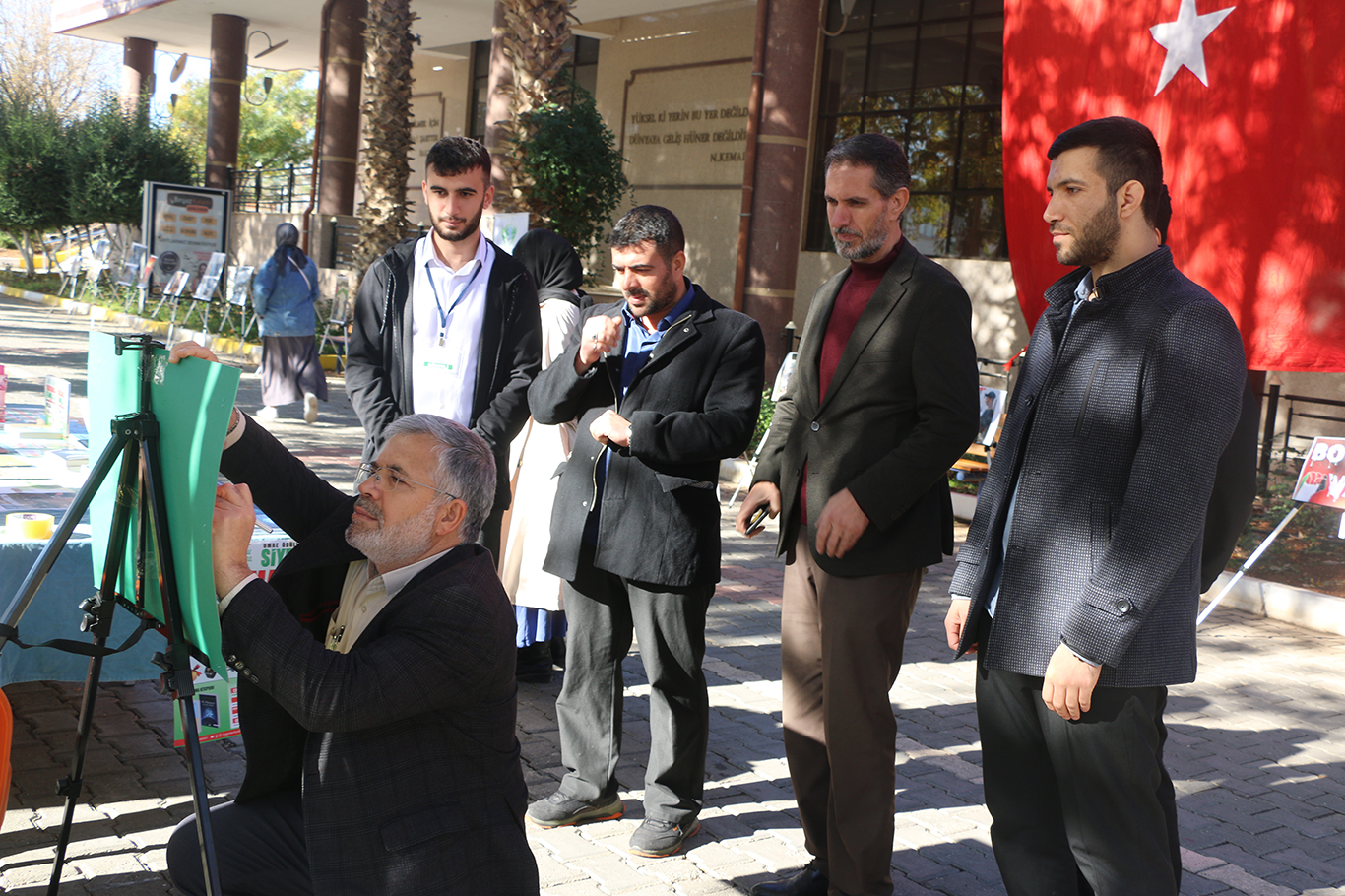 Peygamber Sevdalıları'ndan üniversitedeki siyer standına ziyaret