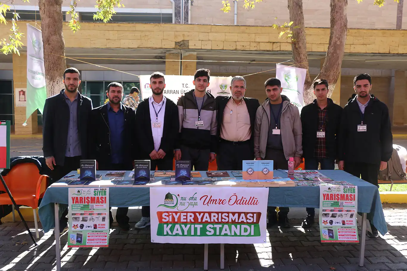 Peygamber Sevdalıları'ndan üniversitedeki siyer standına ziyaret