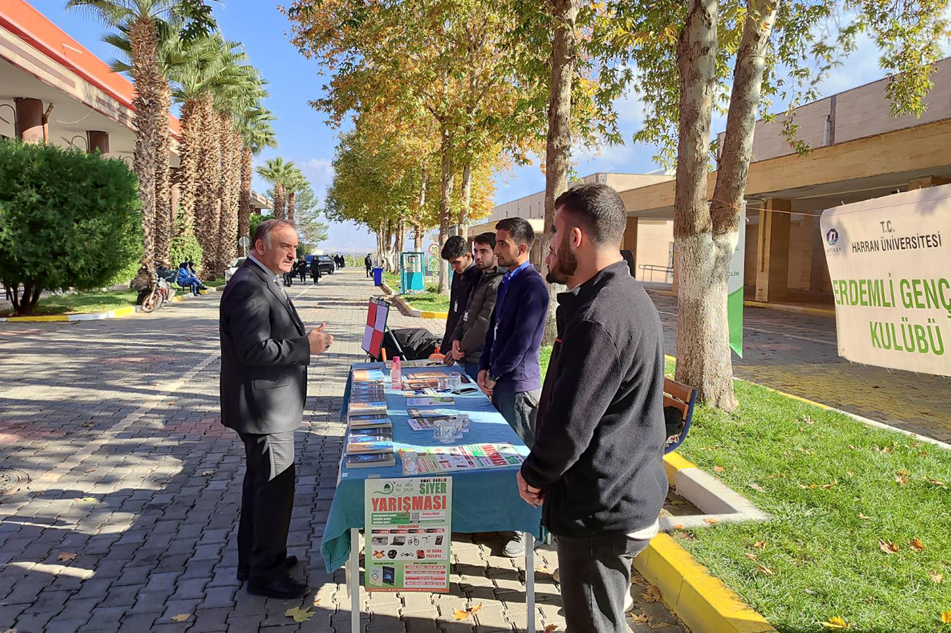 Peygamber Sevdalıları'ndan üniversitedeki siyer standına ziyaret