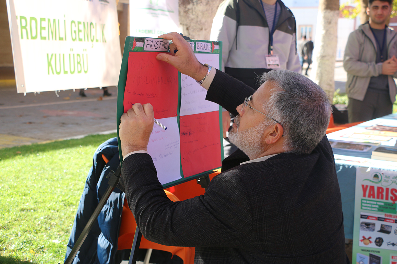 Peygamber Sevdalıları'ndan üniversitedeki siyer standına ziyaret