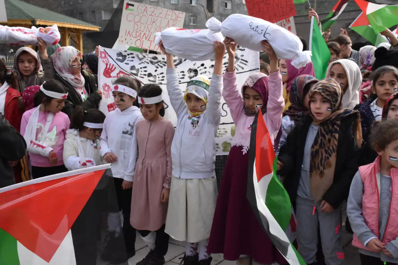 Bitlis'te yüzlerce anne ve çocuk Gazze için yürüdü