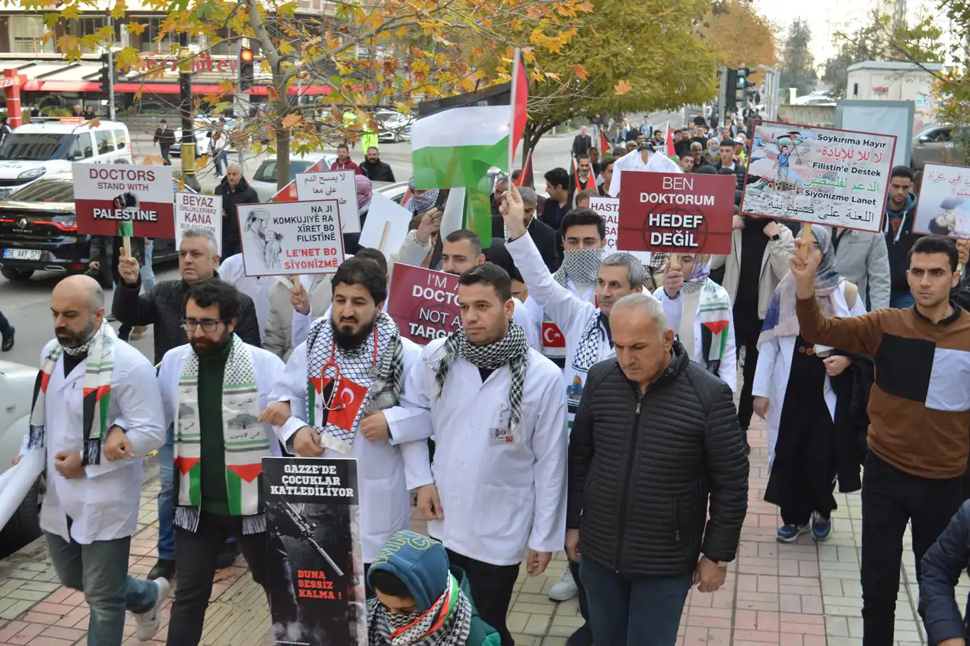 Hekimler ve sağlık çalışanlarının işgal ve soykırıma karşı yürüyüşleri devam ediyor