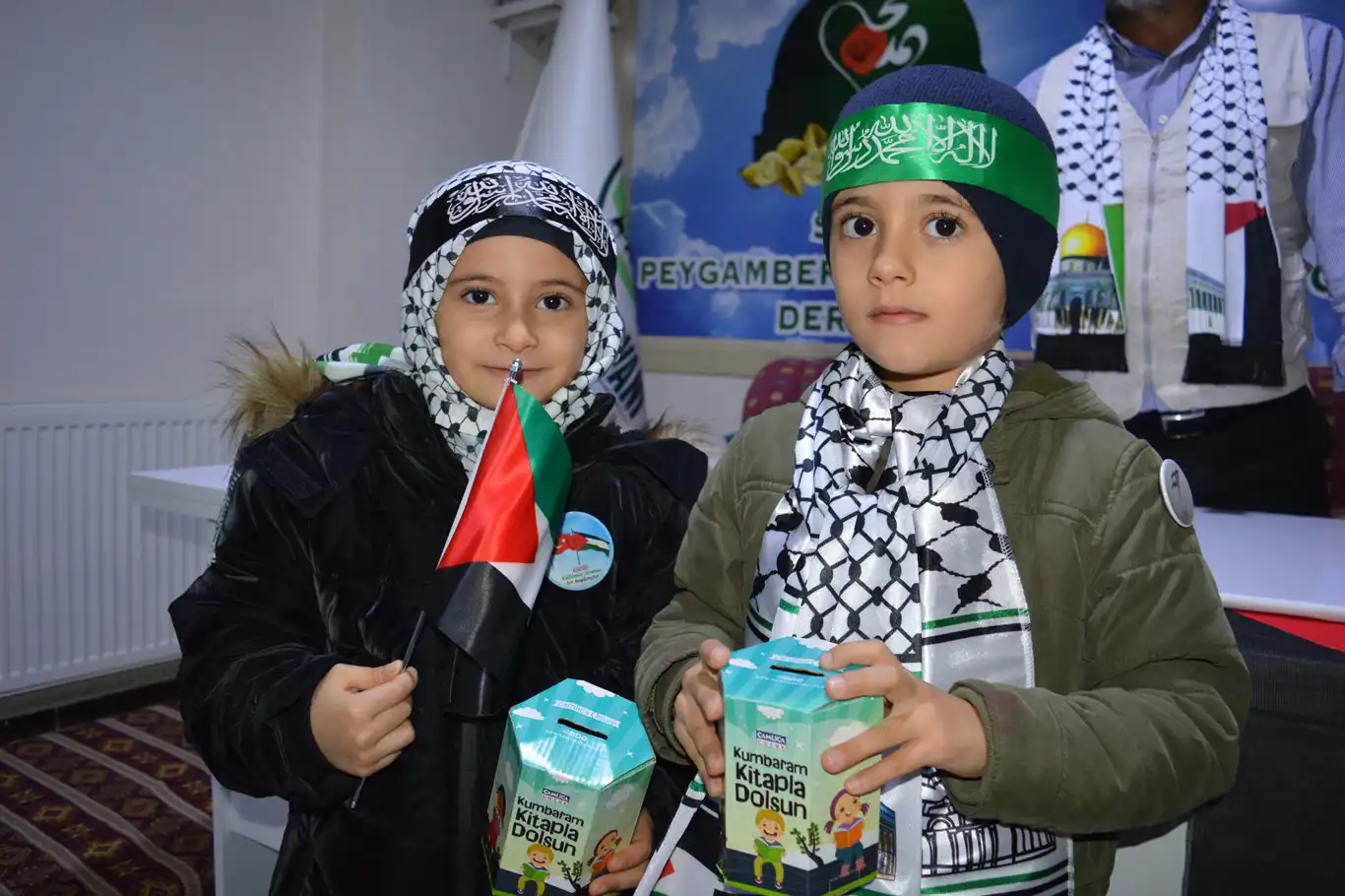 Siirt'te minik yürekler harçlıklarını, anne baba ise altınlarını Gazze'ye bağışladı