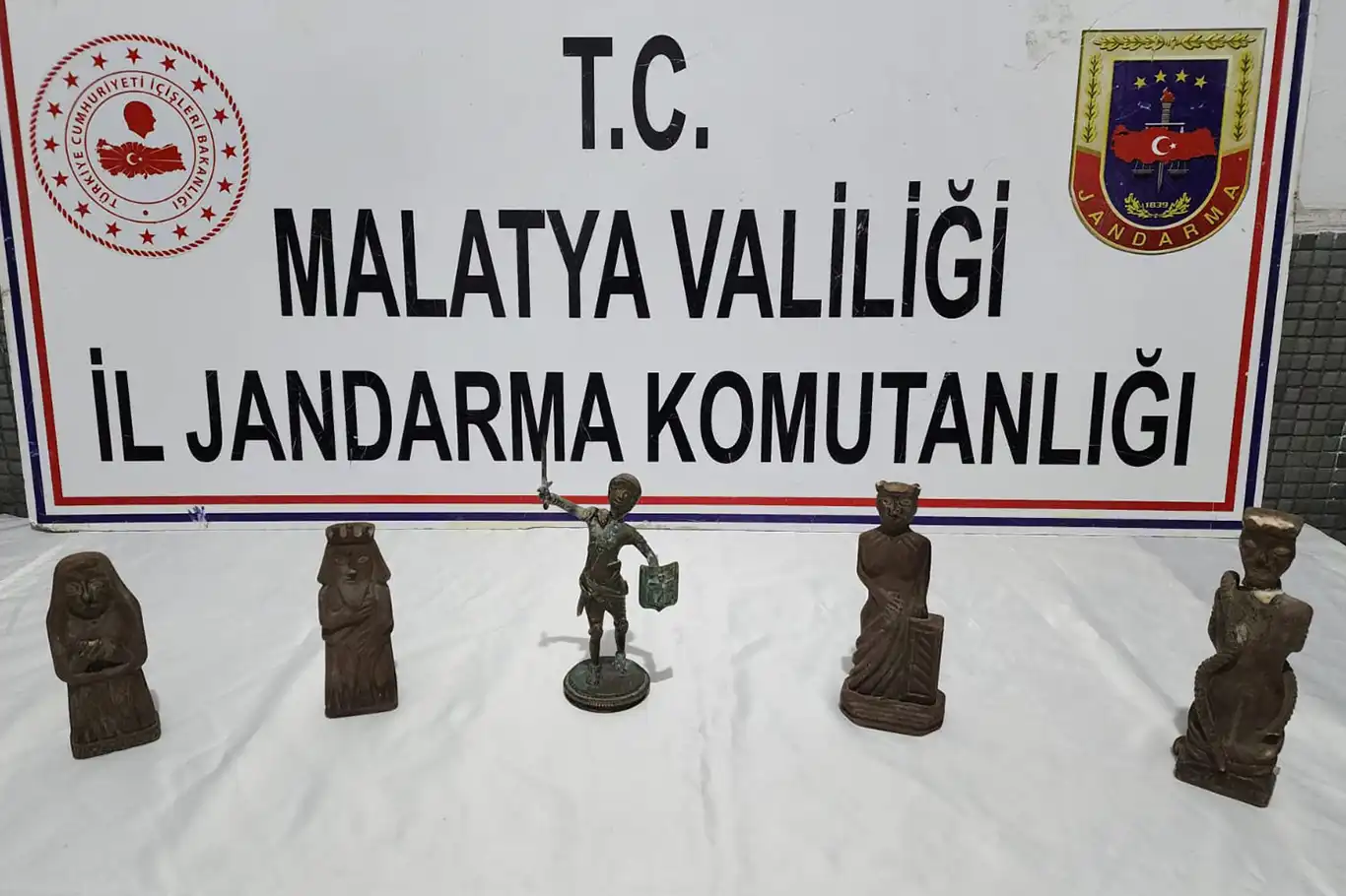 Malatya'da Roma dönemine ait heykeller ele geçirildi Malatya'da Roma dönemine ait heykeller ele geçirildi