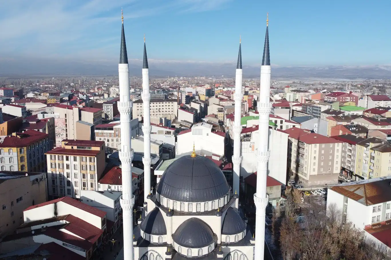 Yeni yapılan Ağrı Merkez Camii şehrin neredeyse her noktasında görülebiliyor