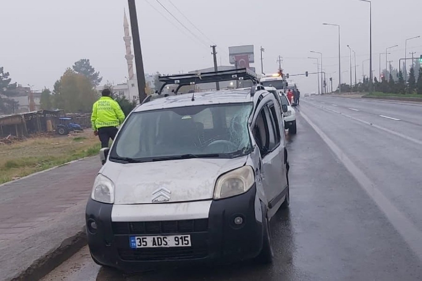 Hafif ticari araç aydınlatma direğine çarptı: 1 yaralı