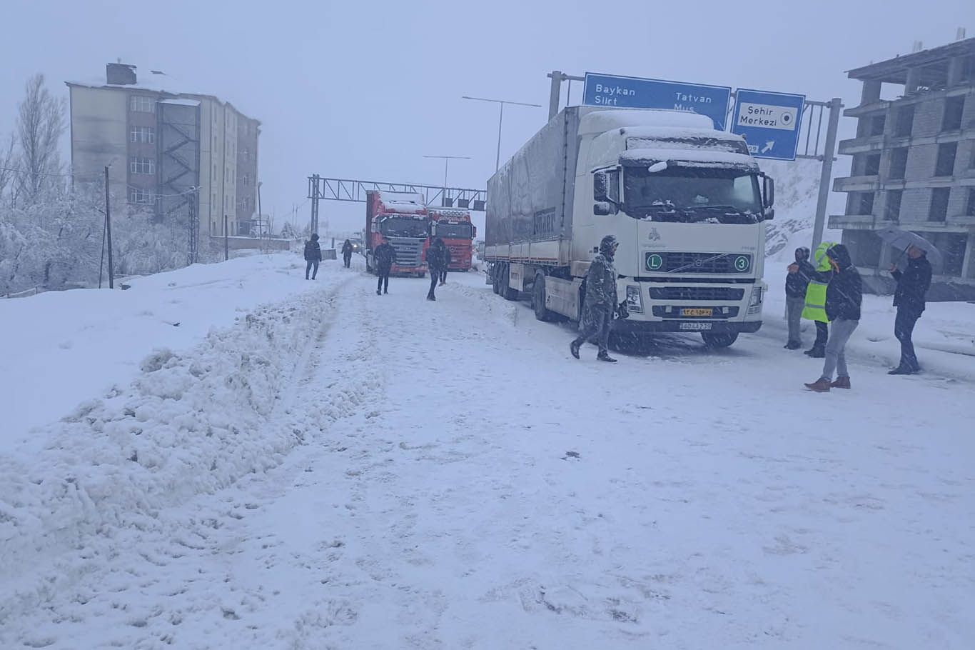 Bitlis'te yoğun kar yağışı nedeniyle yüzlerce araç yolda kaldı