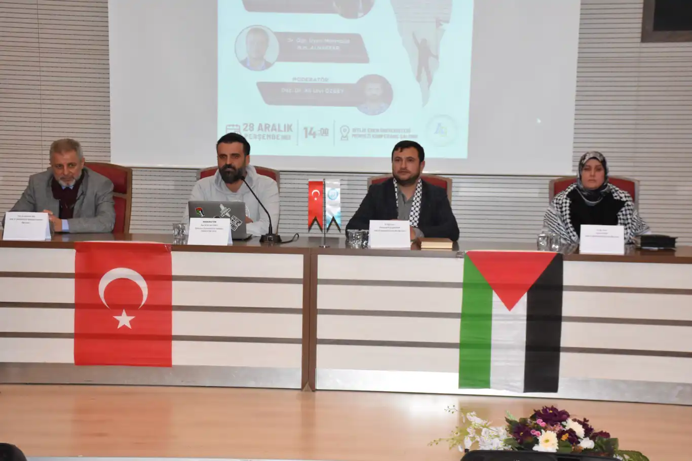 Bitlis'te "Gazze bizim neyimiz olur?" paneli düzenlendi