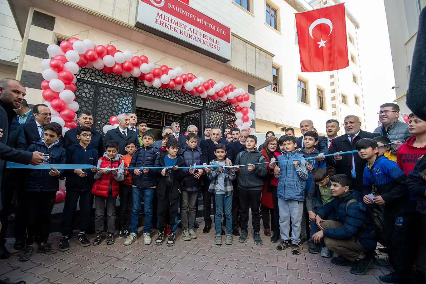 Hayırsever aileden "Hafızlık Kur'an Kursu" Hayırsever aileden "Hafızlık Kur'an Kursu"